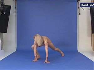 extraordinaire naked gymnastics by Vetrodueva